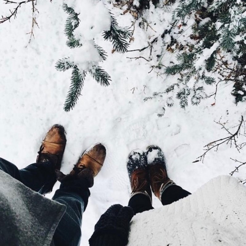 Ноги на снегу зимой