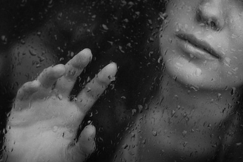 Плачущая девушка под дождем