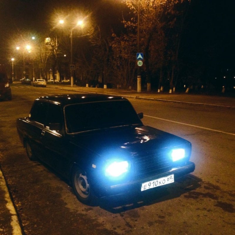 Семерка в России ночью во дворе