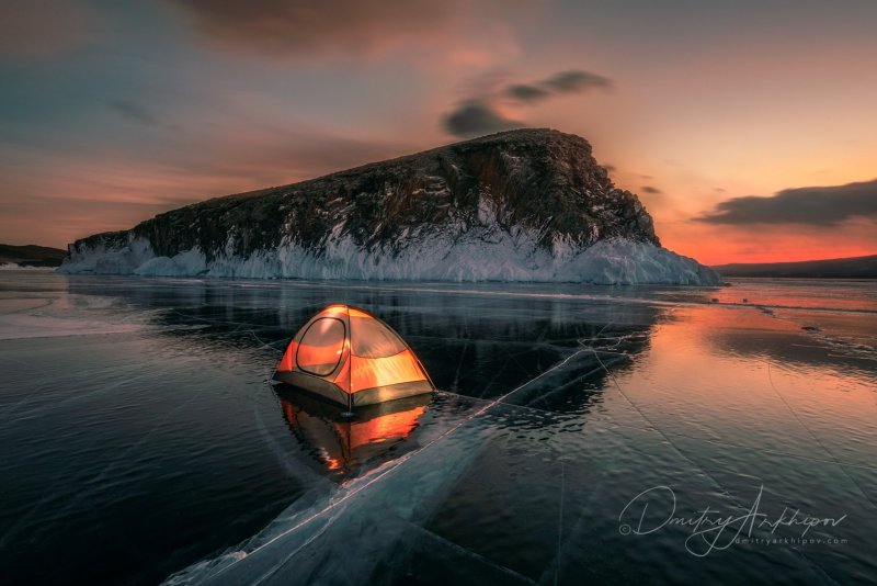 Ночь в палатке на льду Байкала