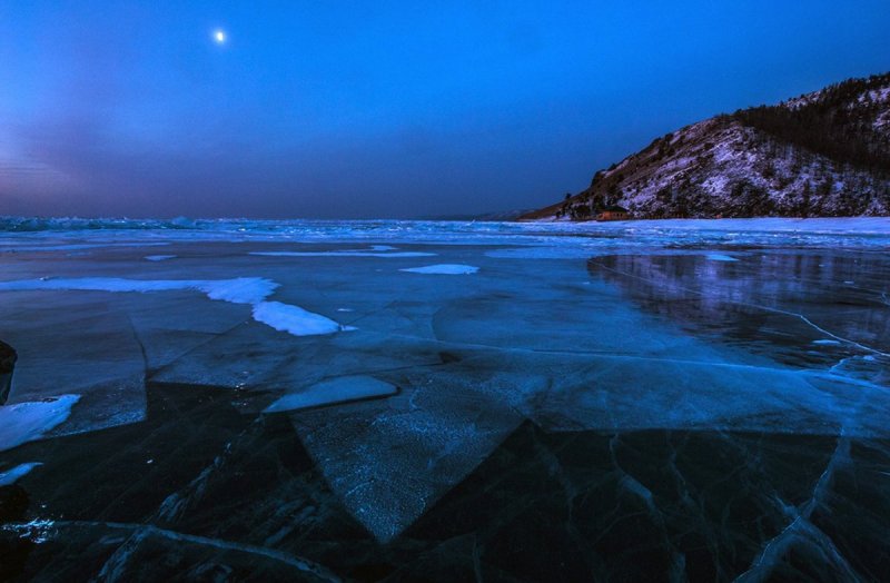 Ночной ледяной Байкал