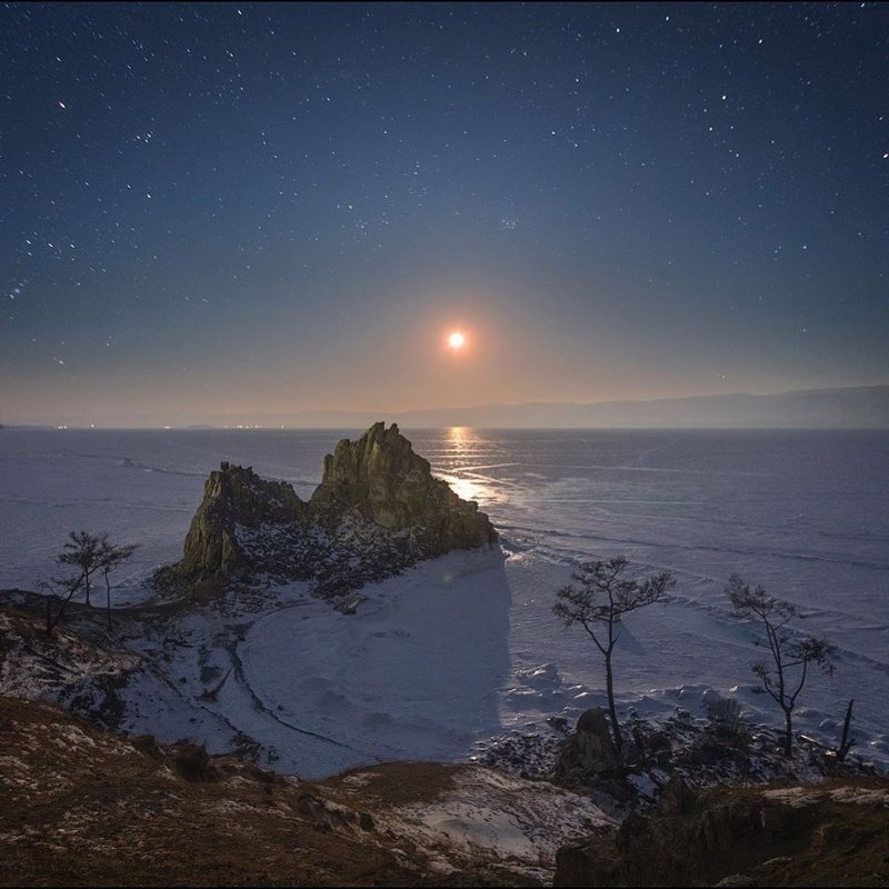 Озеро Байкал ночью