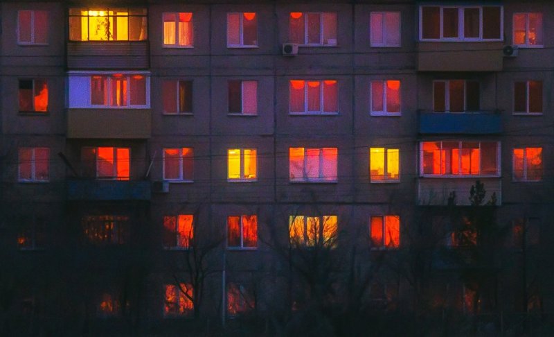 Дом с горящими окнами