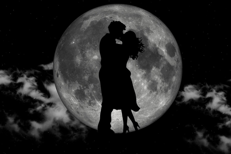 Два силуэта на фоне Луны