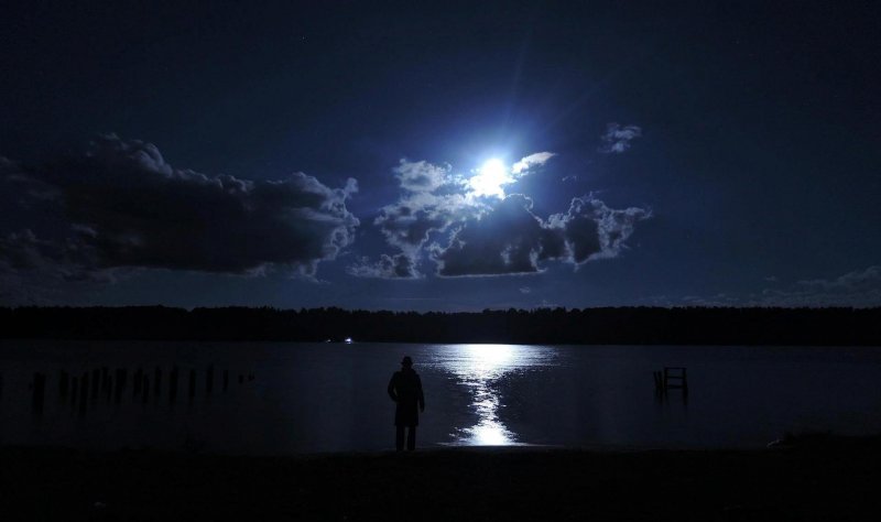 Лунная дорожка на озере