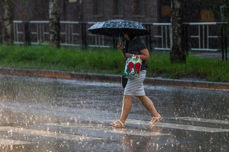Девушка под дождем на улице