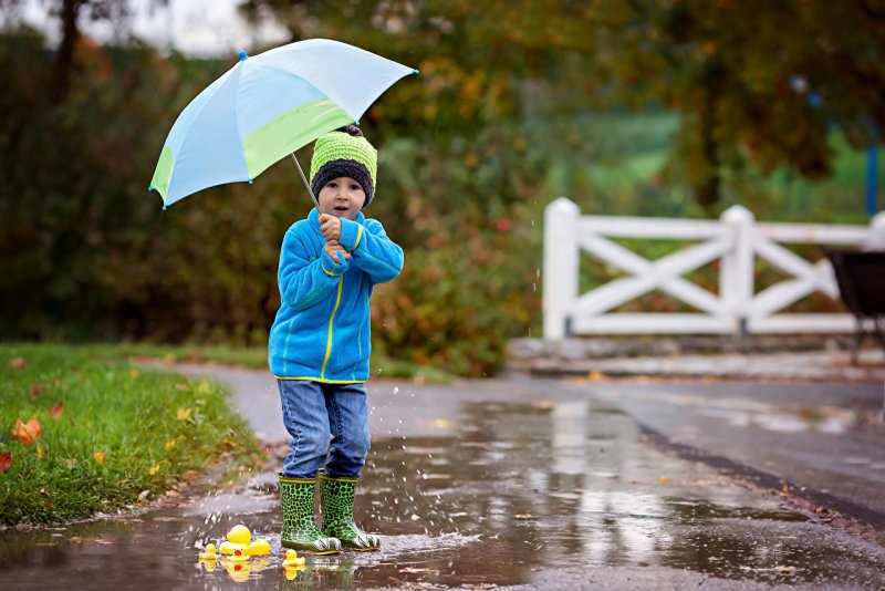 Мальчик с зонтиком