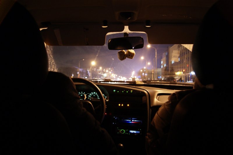 Вид из окна машины ночью