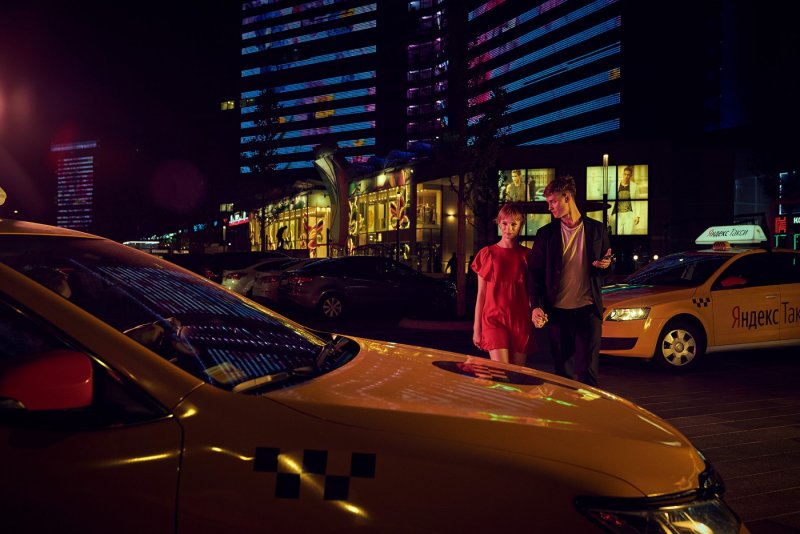 Девушка в такси ночью