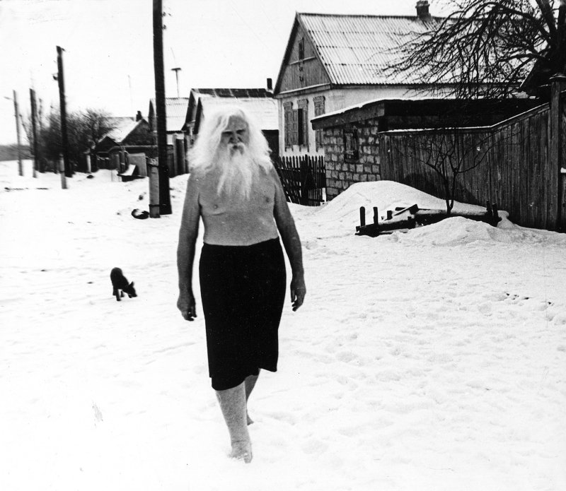 Девушка бежит по снегу босиком