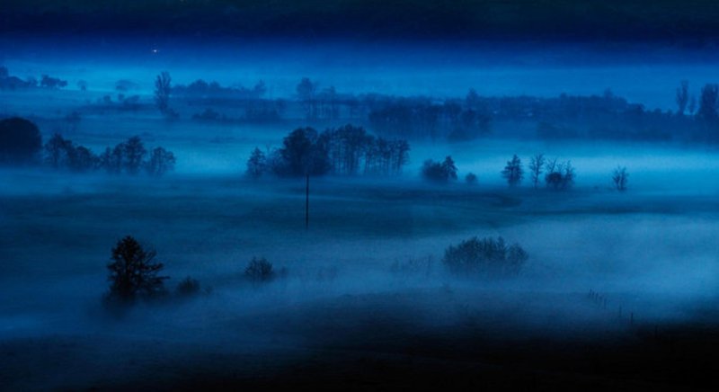 Туман в поле ночью