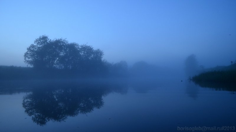 Туман у голубого озера