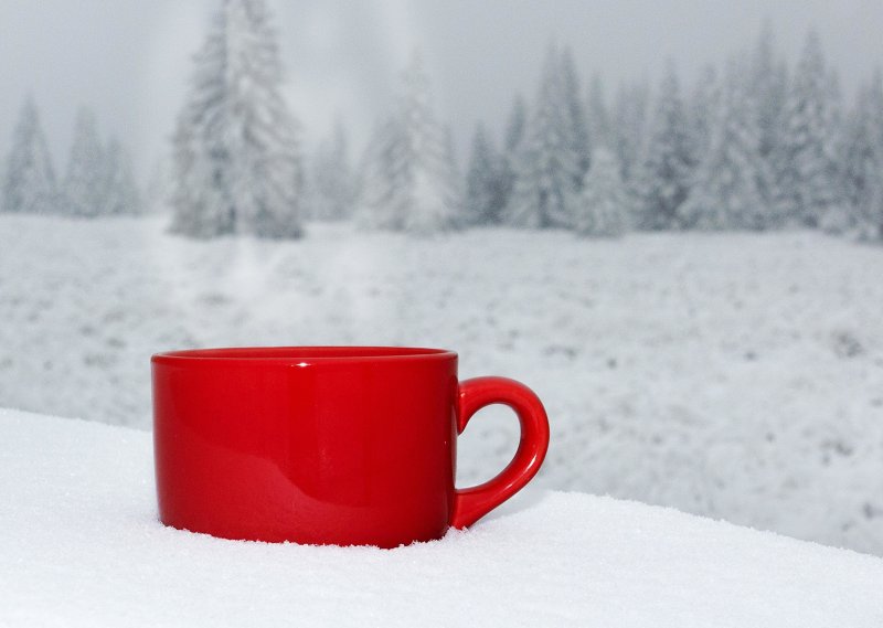 Кружка чая на снегу