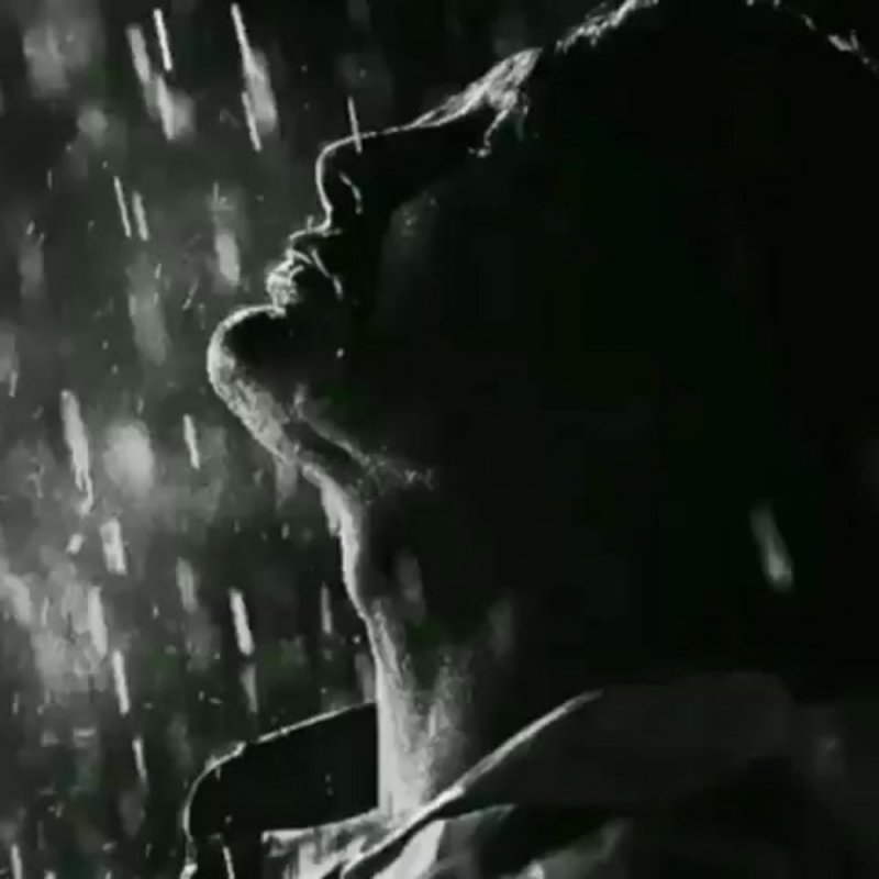 Мужчина у окна дождь