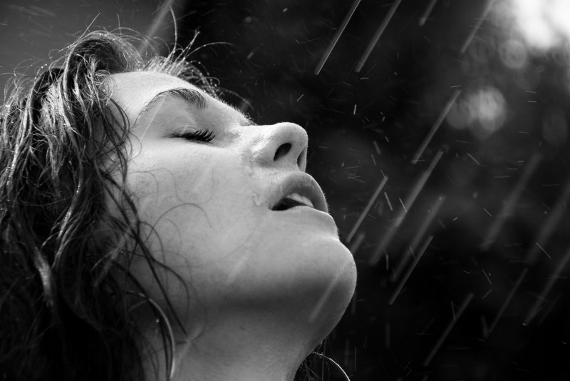 Плачущая девушка под дождем