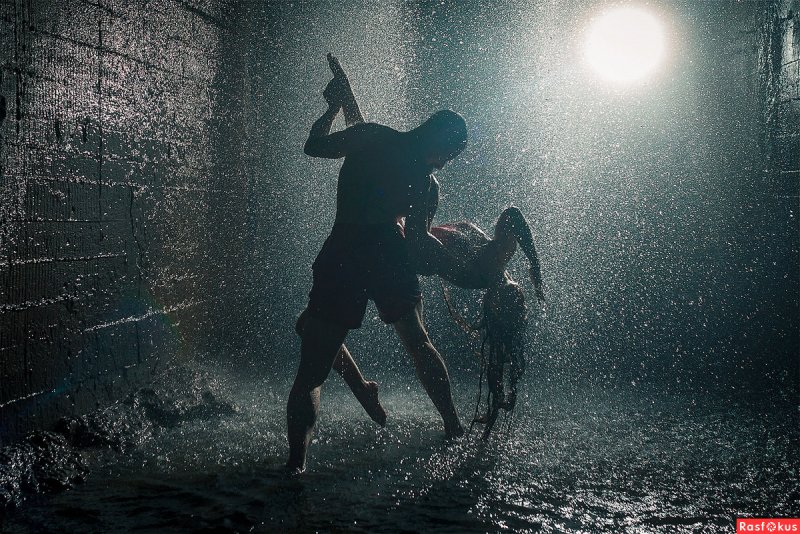 Танцующая пара под дождем
