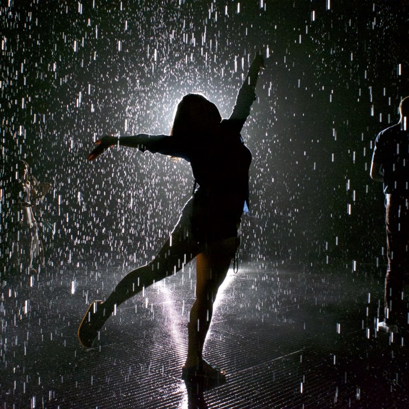 Женщина Танцующая под дождем