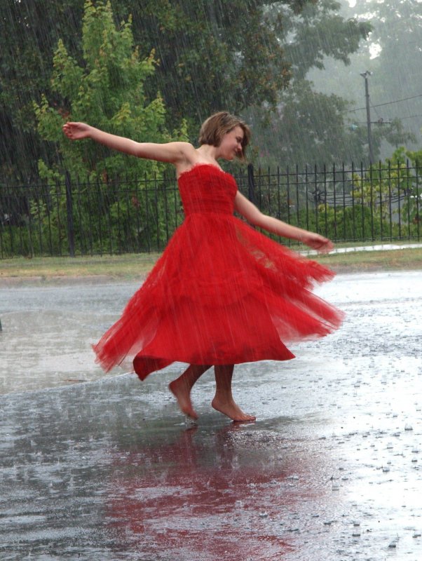 Девушка танцует под дождем