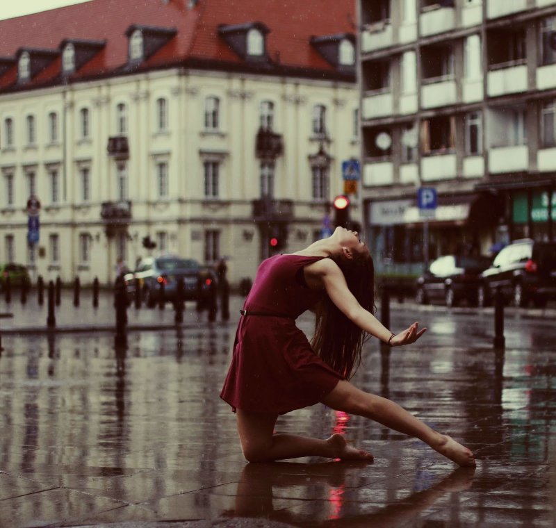 Девушка танцует с зонтом