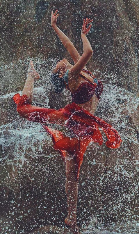 Девушка Танцующая под дождем