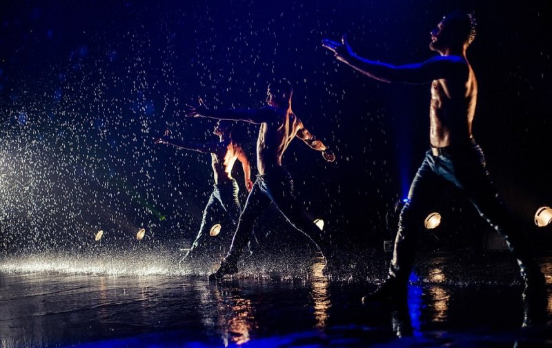 Девушка Танцующая под дождем