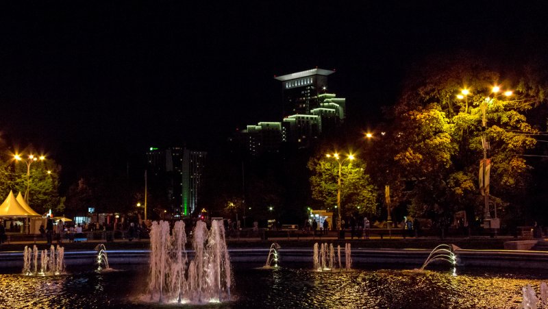 Парк Сокольники ночью