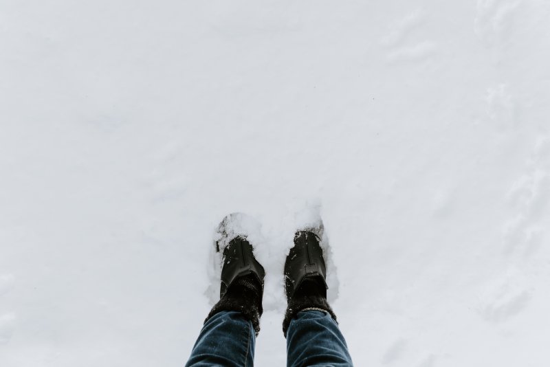 Ноги в ботинках на снегу