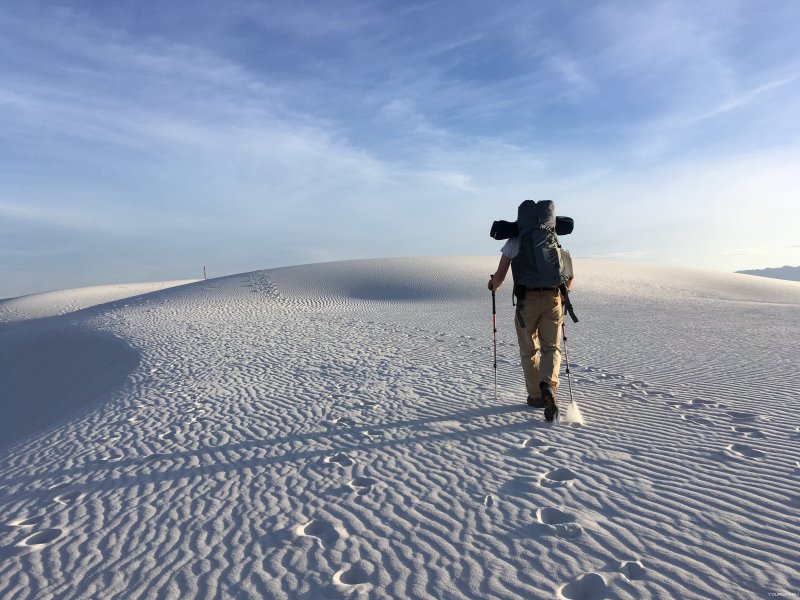 Пустыня картинка человек с рюкзаком