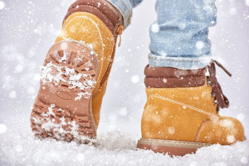 Детская обувь на снегу