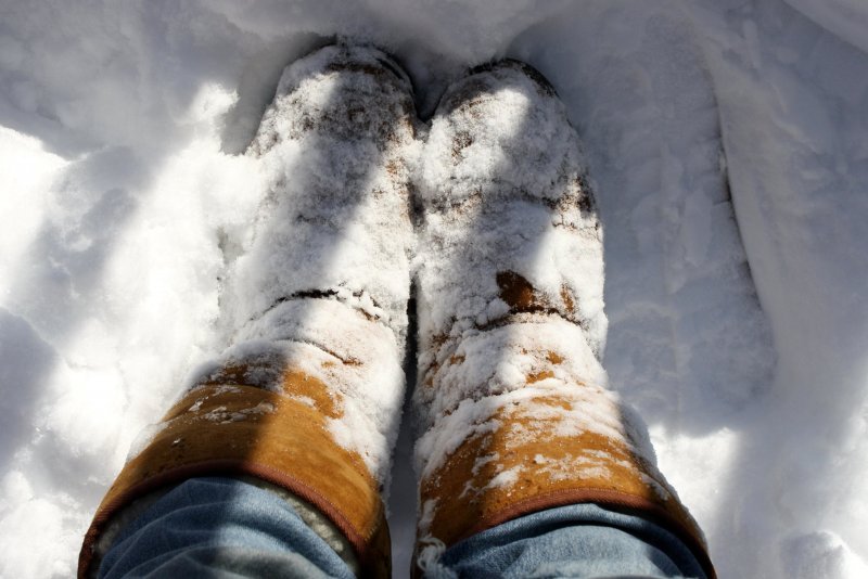 Ноги в валенках на снегу