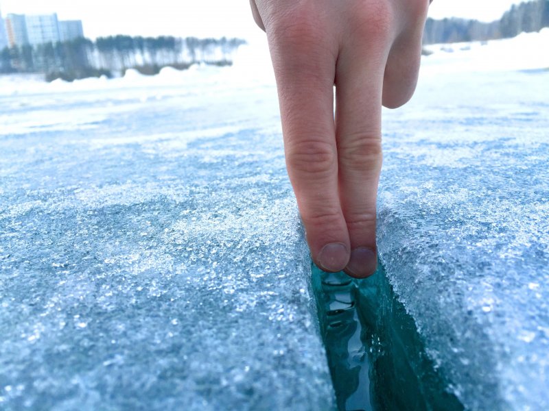 Лед трескается под ногами