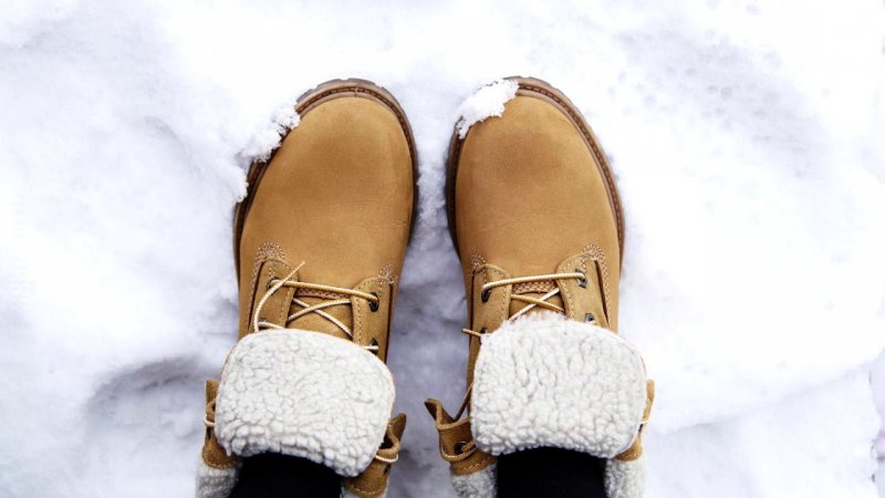 Зимняя обувь на снегу