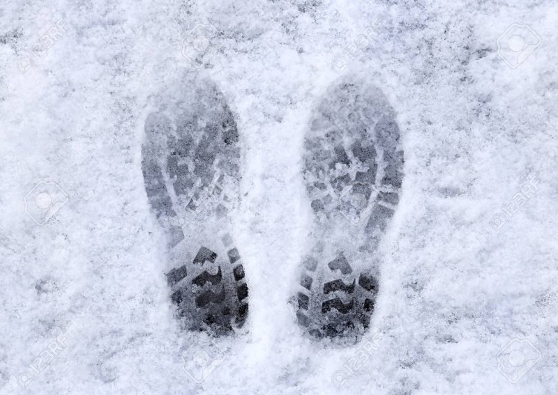 Следы ботинок на снегу