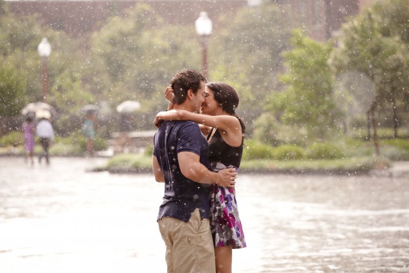 Поцелуй под дождем
