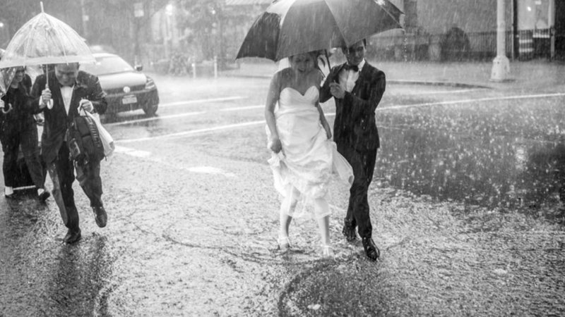 Парень с девушкой в дождь