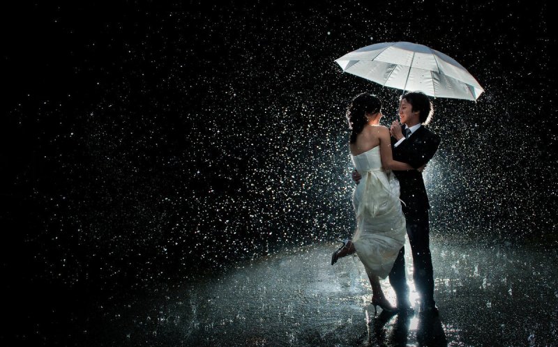 Мужчина и женщина под зонтом
