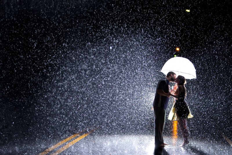 Парень и девушка под дождем