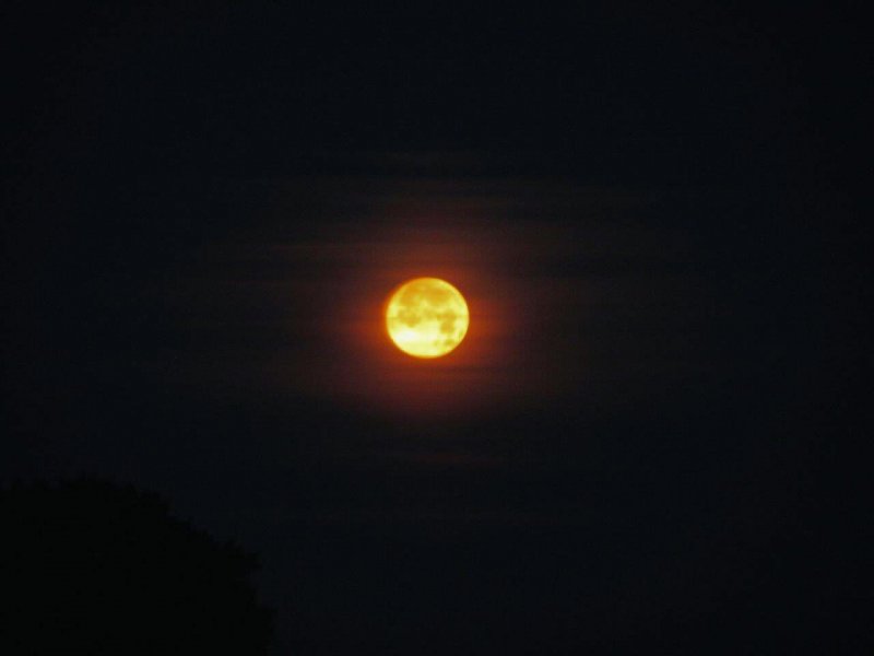 Луна в оранжевых оттенках