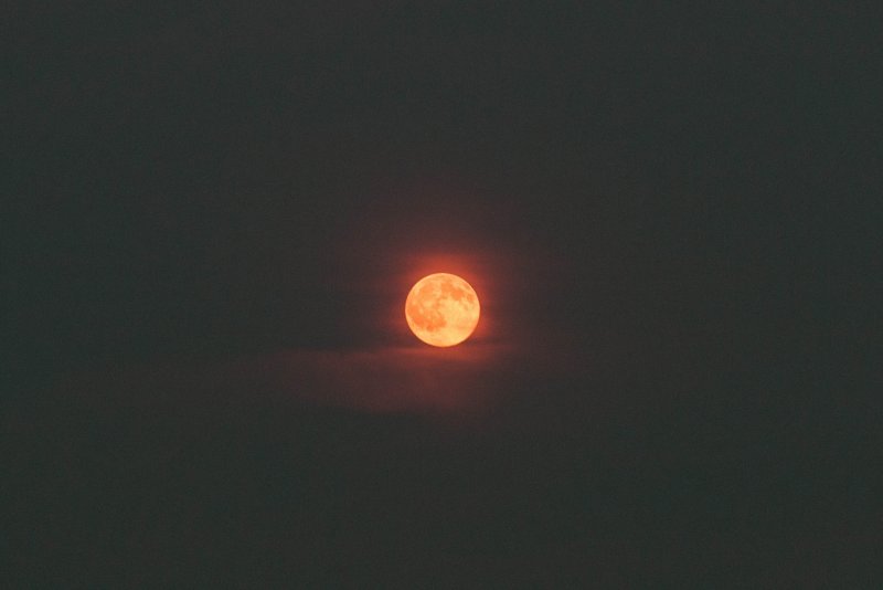 Огромная оранжевая Луна