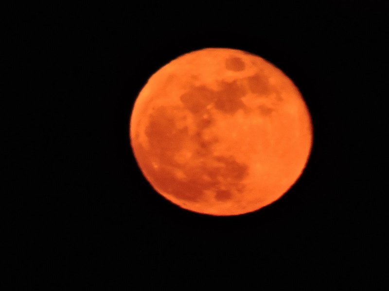 Оранжевая Луна ночью