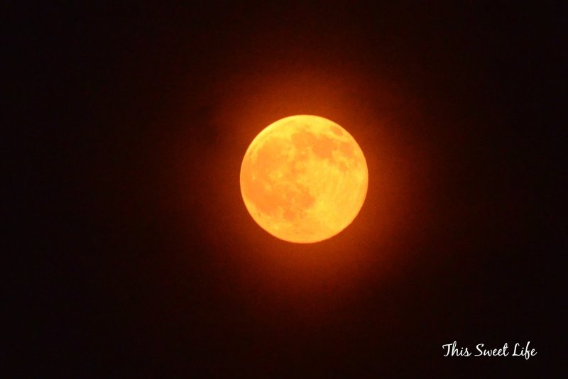 Луна с оранжевым свечением