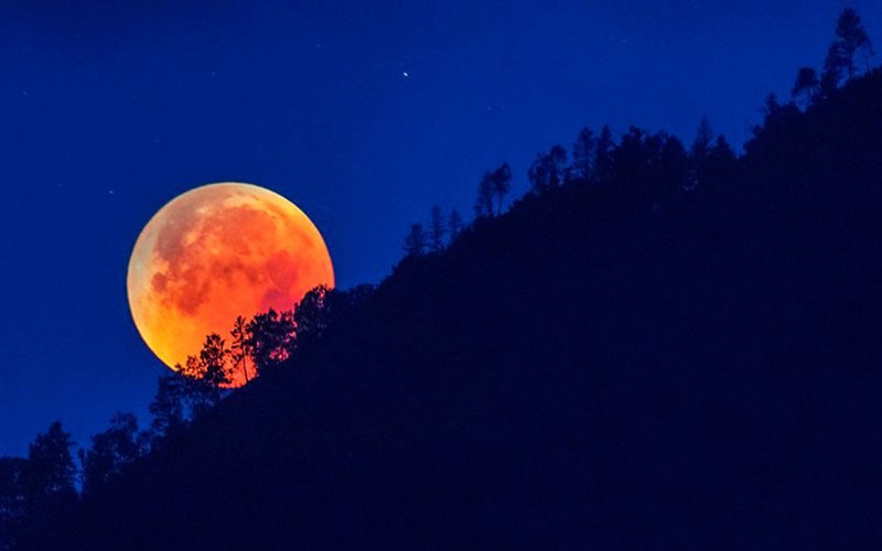 Оранжевый фон с луной