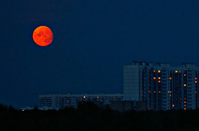 Оранжевая Луна над горизонтом