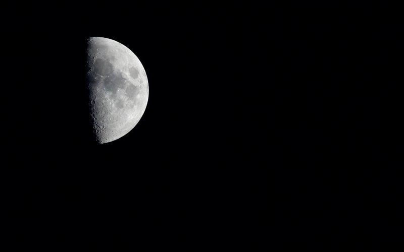 Луна на черном фоне для фотошопа