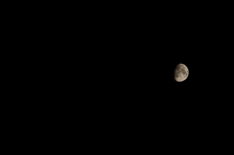 Полная Луна на черном фоне