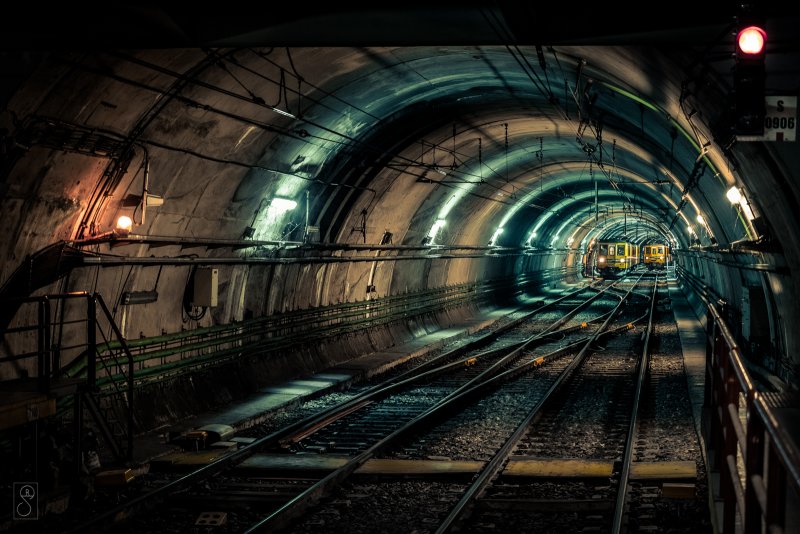Тоннель метро ночью