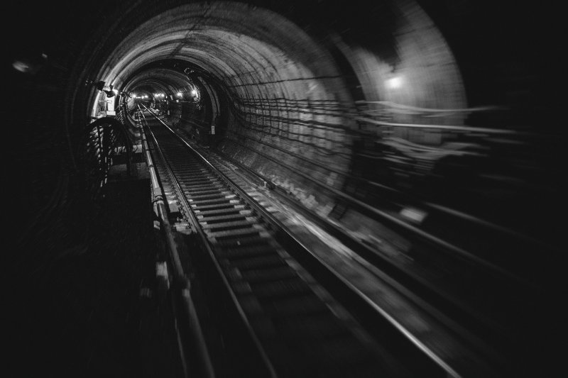 Темный туннель метро