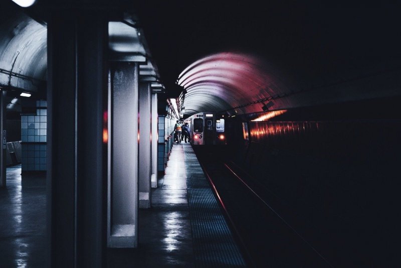 Темная станция метро