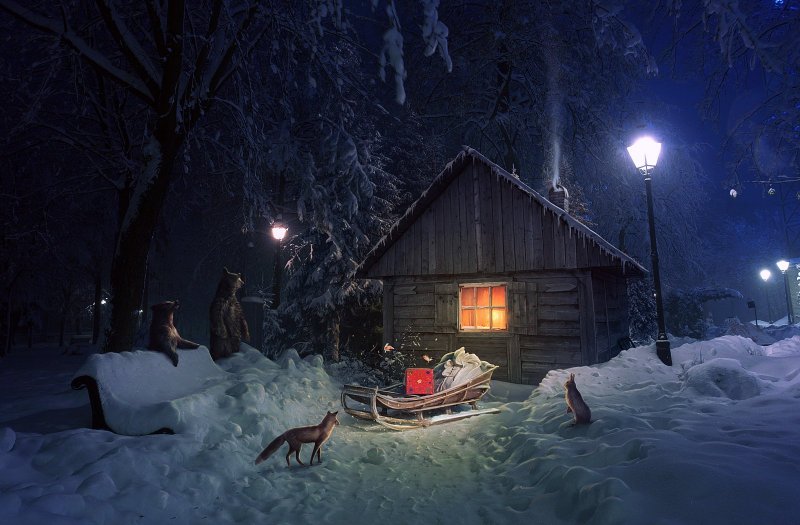 Домик в зимнем лесу ночью