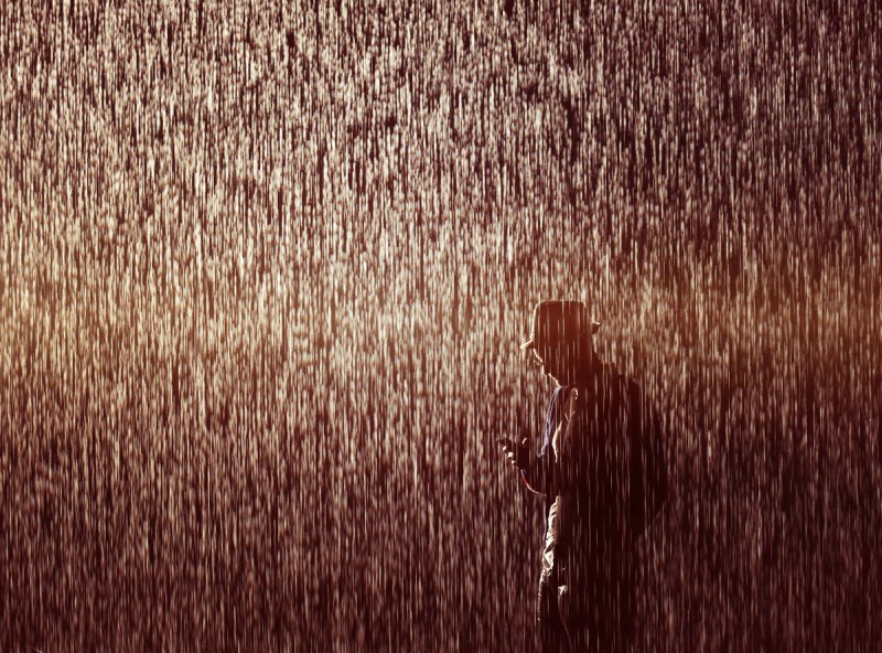 Человек под дождем